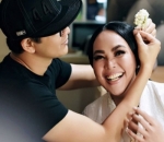 Romantisnya Armand Maulana Sematkan Hiasan Bunga di Kepala Sang Istri