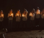 Para Tamu Diminta Pegang Lilin Membuat Suasana Lamaran Semakin Romantis