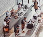 Terdapat Meja Bar Kopi