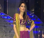Rayakan Diwali, Cinta Laura Seksi Pakai Baju Khas India