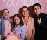 Tampil Cantik, Prilly Latuconsina Dihadiahi Bunga di Gala Premiere 'Matt and Mou'