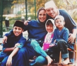 Soraya Haque menunjukkan foto lawas keluarganya yang islami