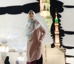 Umrah, Cut Meyriska Tampil Cantik Dalam Balutan Baju Muslimah 