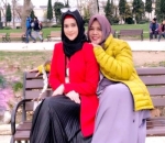 Kompak Berhijab, Cut Meyriska Pose Cantik Bareng Sang Bunda
