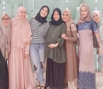 Jalan Bareng Rekan Artis, Cut Meyriska Anggun Pakai Gamis