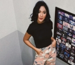 T-shirt Polos Hitam Jadi Keren dengan OOTD ala Marion