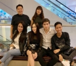 Jalan-Jalan ke Mall, Aura Kasih Pose Manja Bareng Suami dan Sahabat