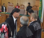 Ahmad Dhani Berdiskusi dengan Pengacara Usai Mendengar Keputusan Hakim