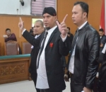 Pose Dua Jari Menjadi Andalan Ahmad Dhani Usai Dijatuhi Hukuman 1,5 Tahun Penjara