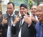 Ahmad Dhani Tetap Senyum dan Pose Dua Jari