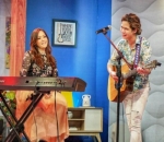 Sama-Sama Musisi, Dul Jaelani Duet Bareng Sang Bunda di Acara TV