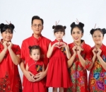 Serba Merah, Keluarga Ussy Sulistiawaty Kompak di Potret Imlek 2019