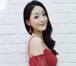Simpel Pakai Dress Merah, Potret Imlek 2019 Natasha Wilona Ini Banjir Pujian