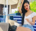 Liburan di Bali, Della Perez Seksi Pakai Rok Mini 