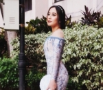 Anggun Dalam Balutan Dress di Acara Kampus