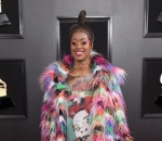 Tierra Whack Hadir dengan Mantel Pelangi