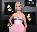Katy Perry dengan Gaun Pink yang Unik