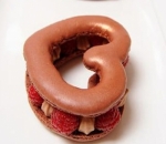 Macaron seperti Donat dengan Isian Buah