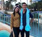 Imut Pakai Bando Saat Liburan ke Disneyland Tokyo