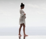 Simpel Pakai Dress Putih Saat Berada di Bali
