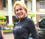 Nikita Mirzani memamerkan perutnya yang semakin membuncit
