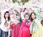 Cantik Berhijab Saat Pakai Hanbok