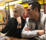 Asyik Selfie Bak Pasangan Muda