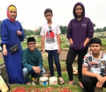 Eko Patrio Ajak Kelurga Ziarah ke Makam Sang Bunda