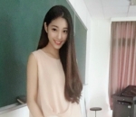 Gaya Feminim Cheng Membuatnya Terlihat Menawan