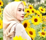 Angel Qulbiah Pose Cantik di Taman Bunga Matahari