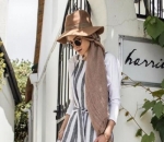 Kenakan Topi dengan Jumpsuit