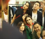 Pasang Wajah Serius Ala-Ala Model Profesional