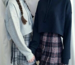 Hoodie dengan Rok Pendek a La Anak Sekolahan