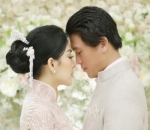 Resmi Lamaran, Syahrini dan Reino Barack Pose Romantis