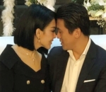 Tak Ragu Pose Mesra di Depan Awak Media