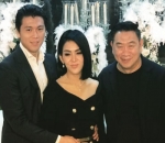 Tetap Mesra Saat Foto Bareng Tamu