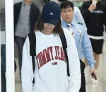 Jung Joon Young Berjalan Keluar dari Pintu Kedatangan 