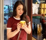 Cantik Bak ABG Dalam Balutan Kaus dan Celana Pendek