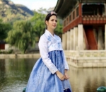 Cantik Menawan Pakai Hanbok Saat Liburan ke Korea