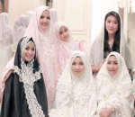 Bikin Adem Dalam Balutan Mukena Pink