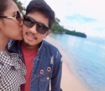 Tak Ragu Cium Pipi Suami Saat Liburan Berdua di Pantai