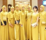 Kenakan Gaun dengan Warna Mencolok