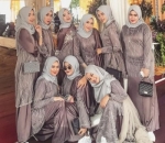 Bridesmaid Tampil Beda dengan Sneakers