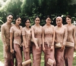 Kenakan Kain Bertekstur untuk ke Kondangan