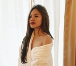 Sengaja Pamer Pundak dalam Balutan Jubah Mandi