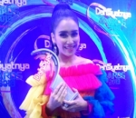 Ayu Ting Ting Pamer Piala Penyanyi Dangdut Terdahsyat