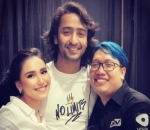 Bahagia Pose Bareng Salah Satu Kru ANTV 