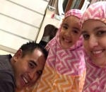Nia Ramadhani dan Ardi Bakrie Salat Bareng Sang Anak