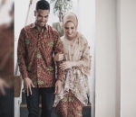 Busana Tunangan yang Sederhana