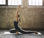 Lakukan Arching Pigeon Pose dapat Meredakan Kram Perut